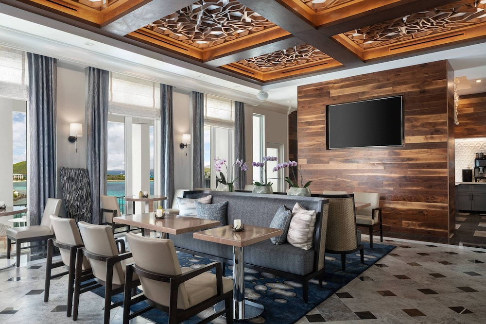 Club Room, 1 King Bed, Oceanfront - Photo 9