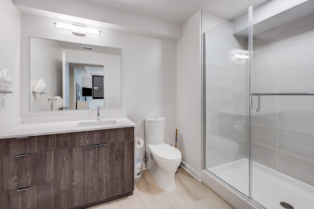 Luxury Apartment, 2 Bedrooms (Room décor/layout/colors vary by unit) - Photo 18