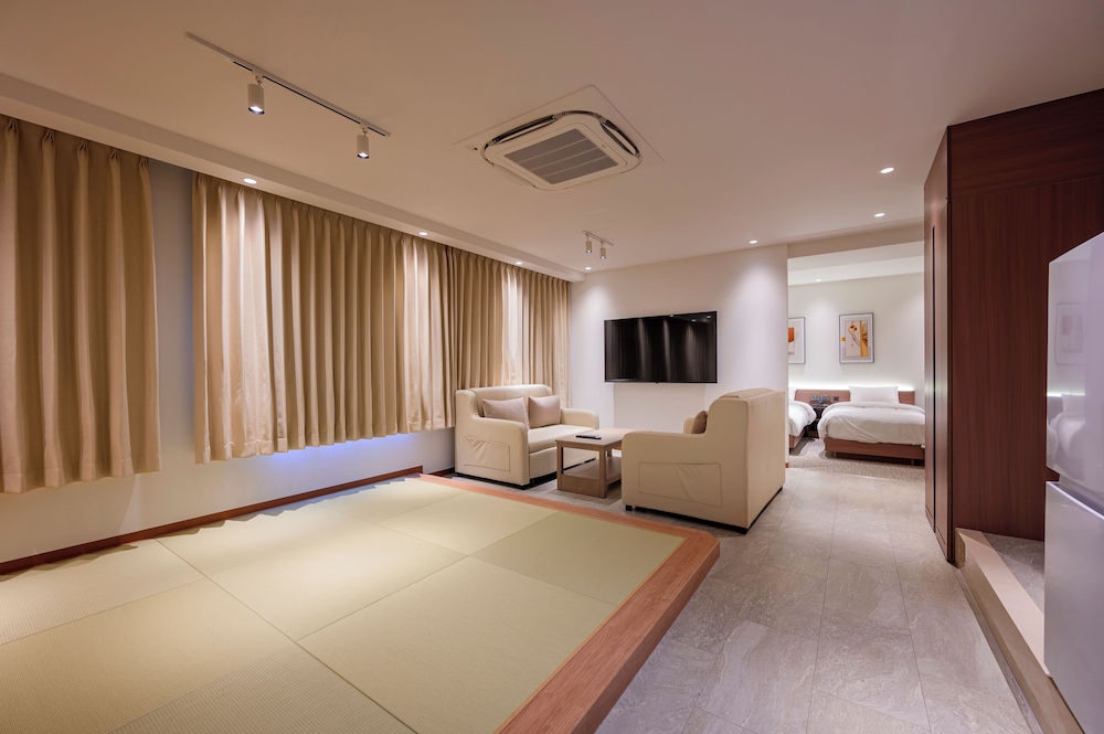 Luxury Room thumbnail 5