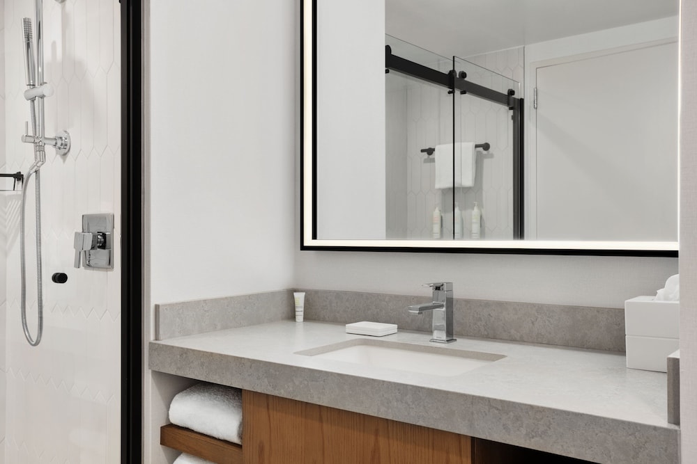 Room, 2 Queen Beds, City View (Mobility Accessible, Roll-In Shower)