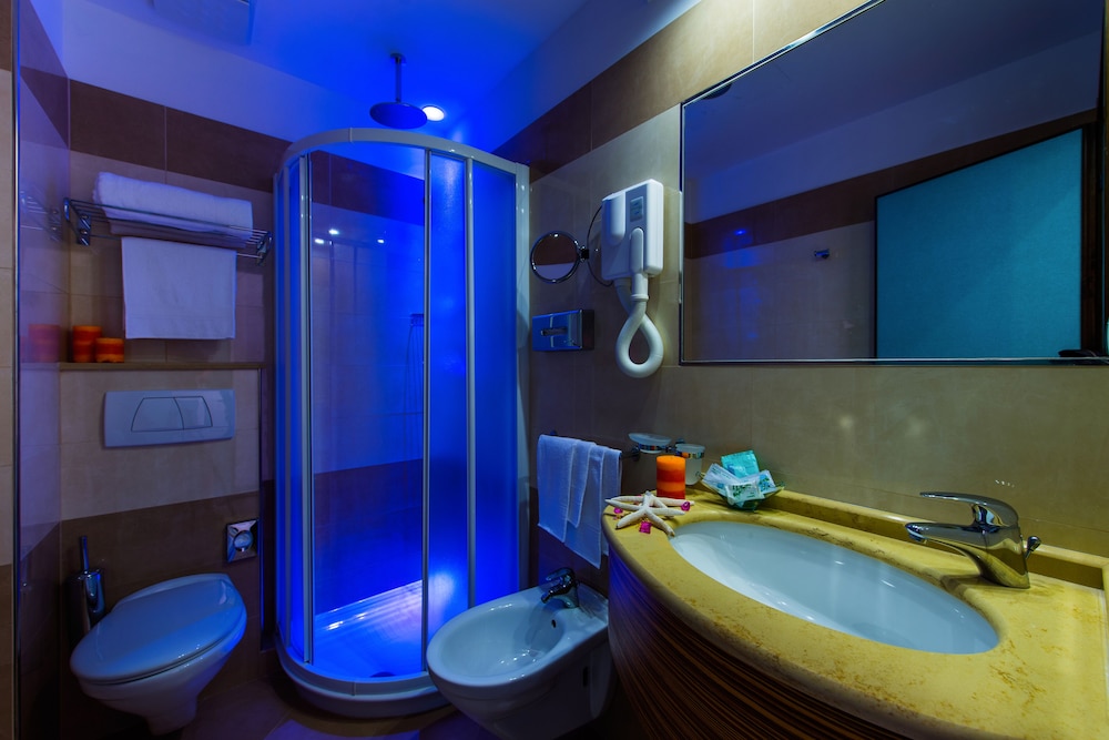 Standard Quadruple Room, Sea View - Photo 5