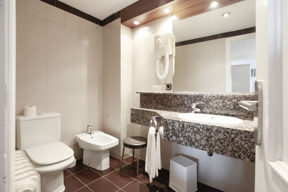 Quadruple Room - Photo 9
