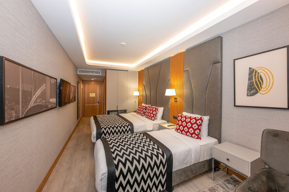 Deluxe Triple Room, Balcony photo 2
