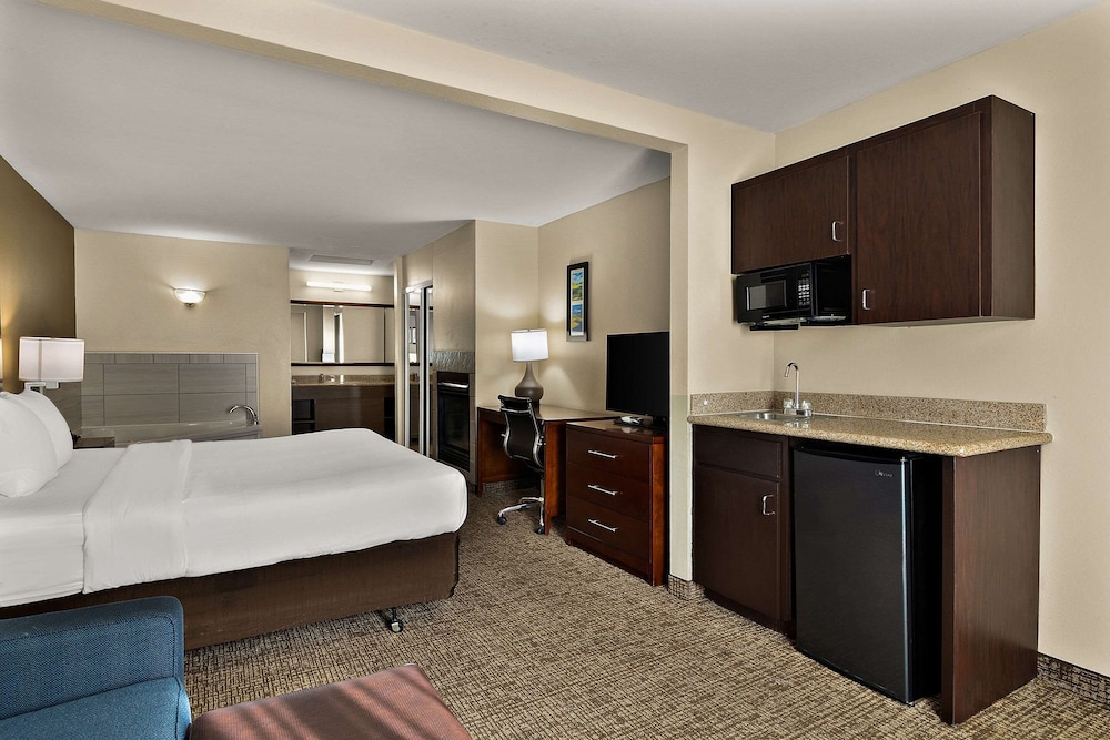 Suite, Non Smoking, Jetted Tub (1 King Bed) - Photo 2