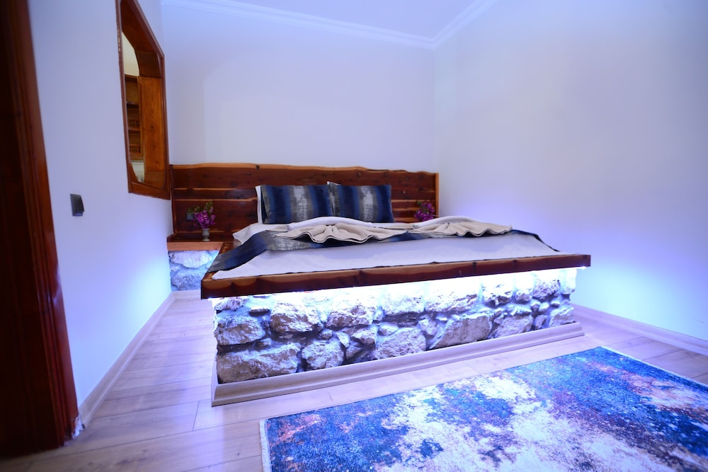 Elite Double Room, 1 Bedroom, Smoking, Mountain View photo 1