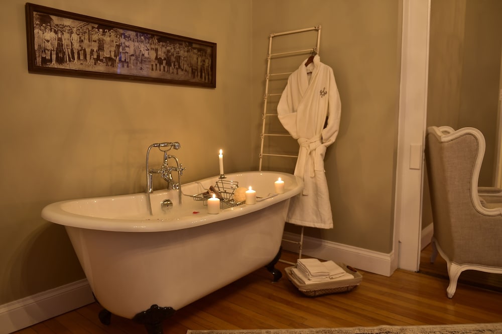 Superior Grand Lux Suite, 1 Queen Bed, Fireplace (#2 - Mme Elizabeth) photo 1