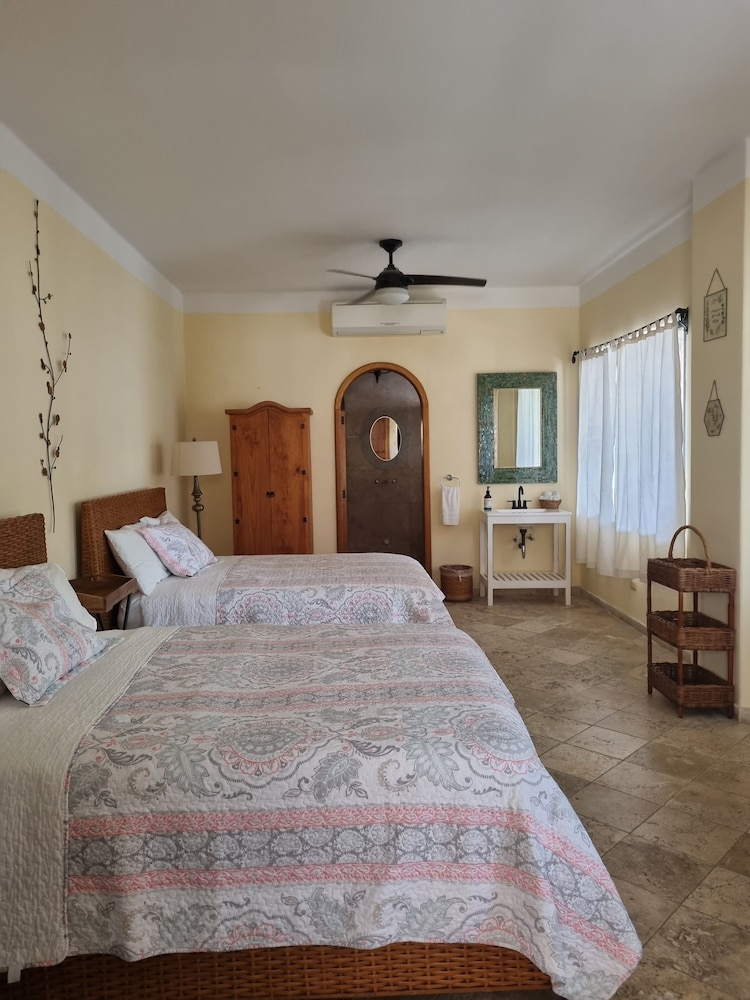 Standard Room, 2 Queen Beds, Refrigerator, Courtyard View photo 1
