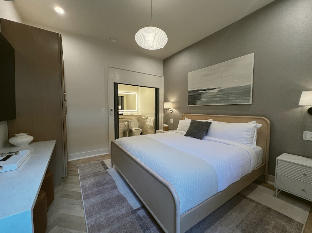 Standard Room, 1 King Bed, Roll-in Shower