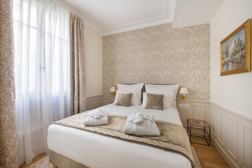 Luxury Apartment, Courtyard View (OPALE)