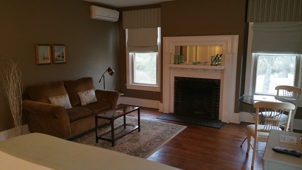 Superior Suite, 1 King Bed, Non Smoking (Hearthside) photo 3