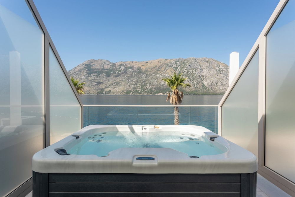 Premium Room, 1 King Bed, Hot Tub, Sea View - Photo 9