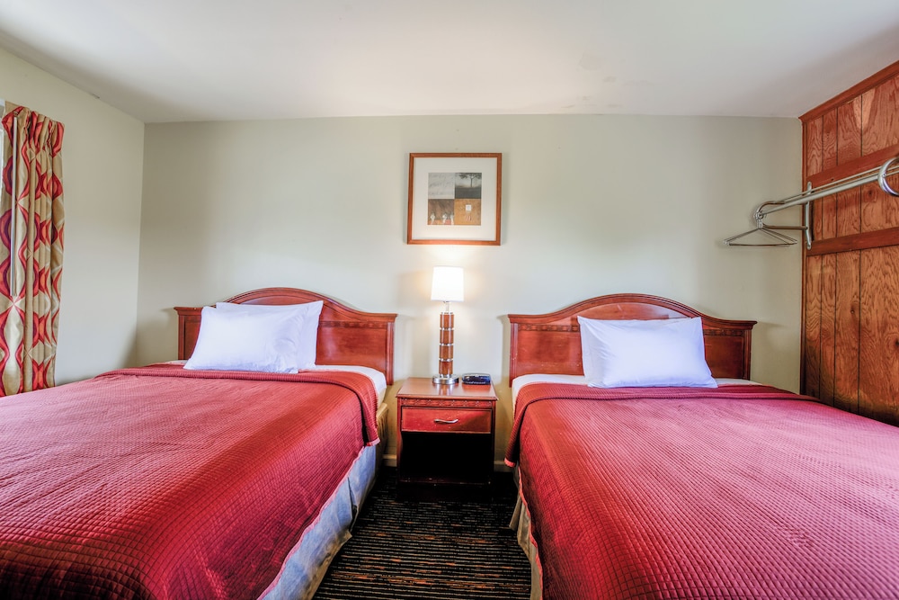 Room, 2 Queen Beds, Smoking photo 1