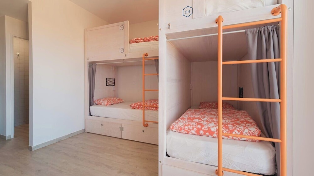 Bed in a 6-female dorm Ensuite w/Ocean View