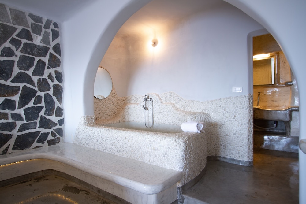 Elegant Suite Caldera View - Photo 6