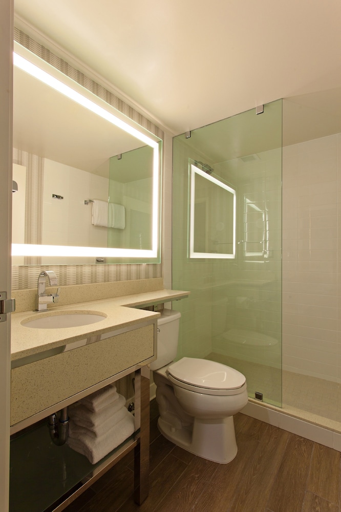Deluxe Room, 2 Queen Beds (Deluxe 2 Queen Beds Accessible) - Photo 3