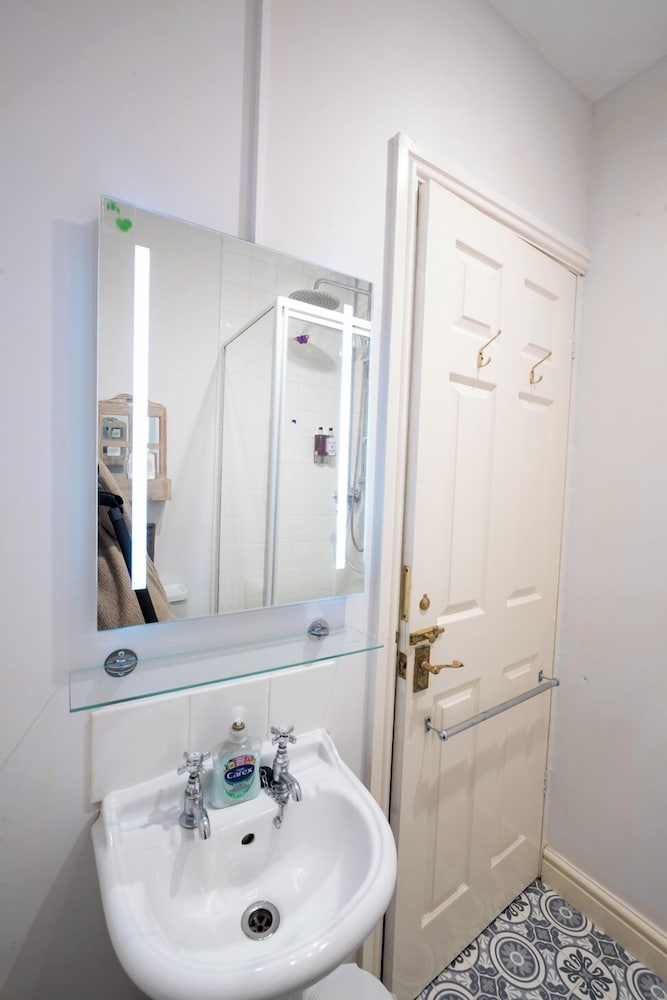 Twin Room, Shared Bathroom (Room 5) photo 2
