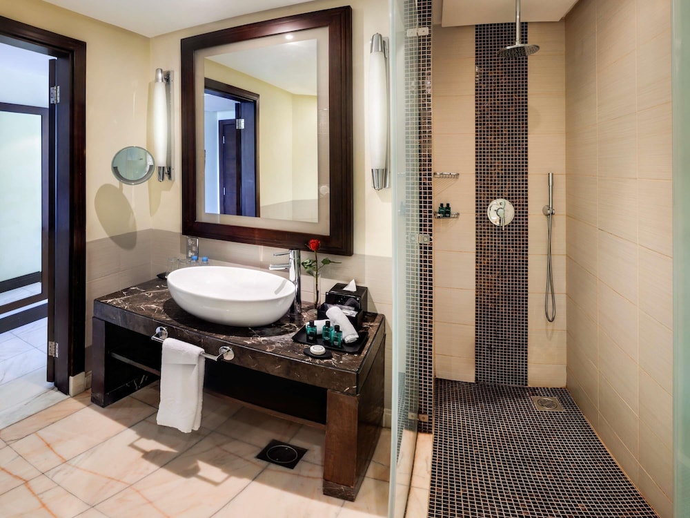 Luxury Room, 1 King Bed, Balcony, City View