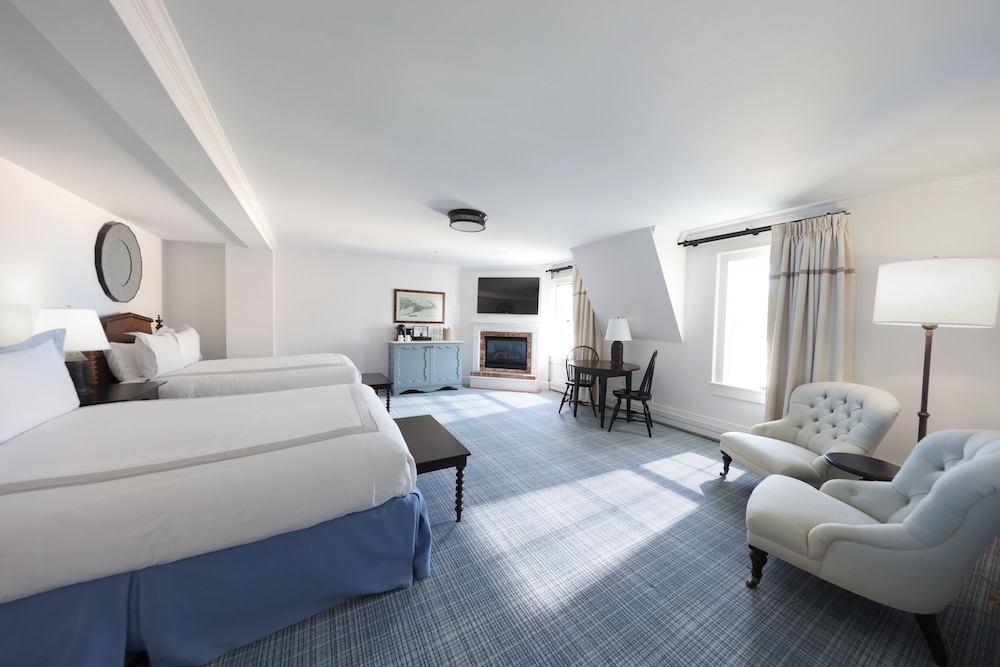 Deluxe Room, 2 Queen Beds (Main Inn)