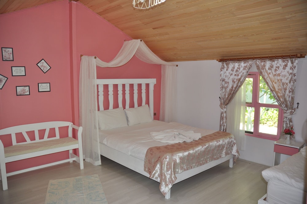 Basic Triple Room, Multiple Beds, Garden View