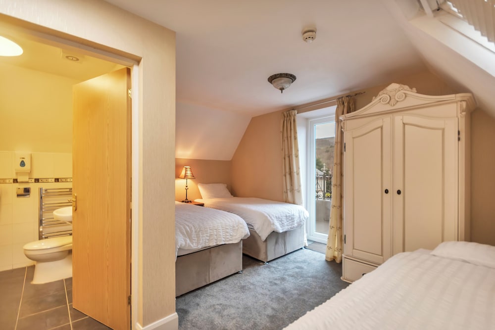 Twin Room, 3 Twin Beds, Balcony, Lake View photo 1