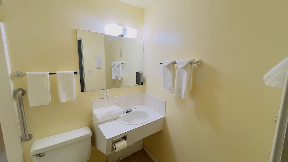 Basic Room, 1 King Bed photo 2