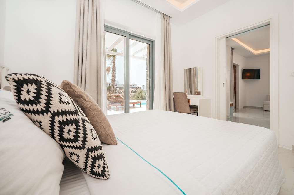 Deluxe 1 bedroom apartment , private pool side sea view
