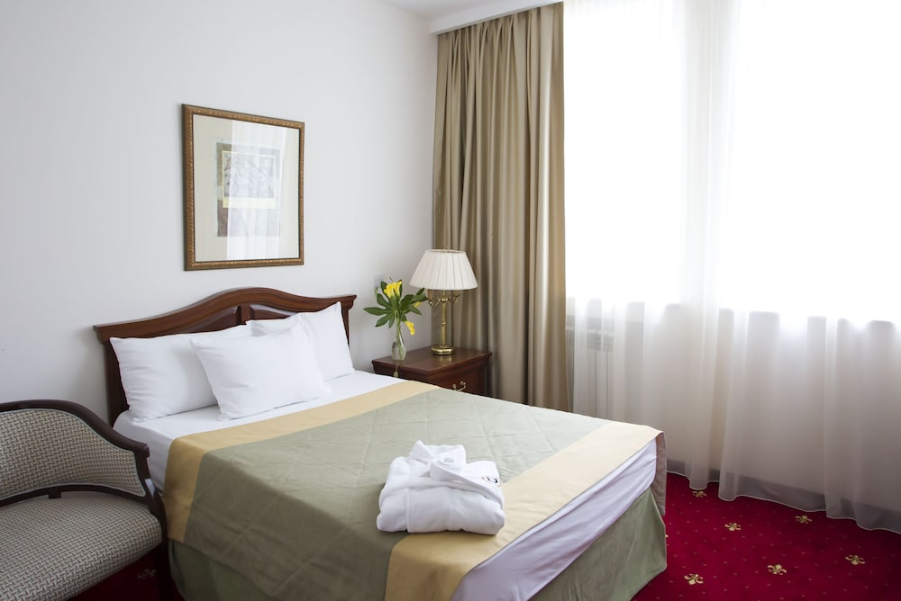 Standard Room, 1 Queen Bed