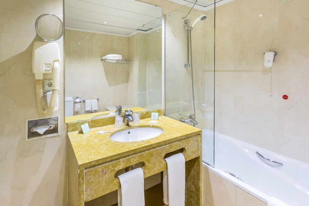 Standard Room, 2 Double Beds, Smoking - Photo 8