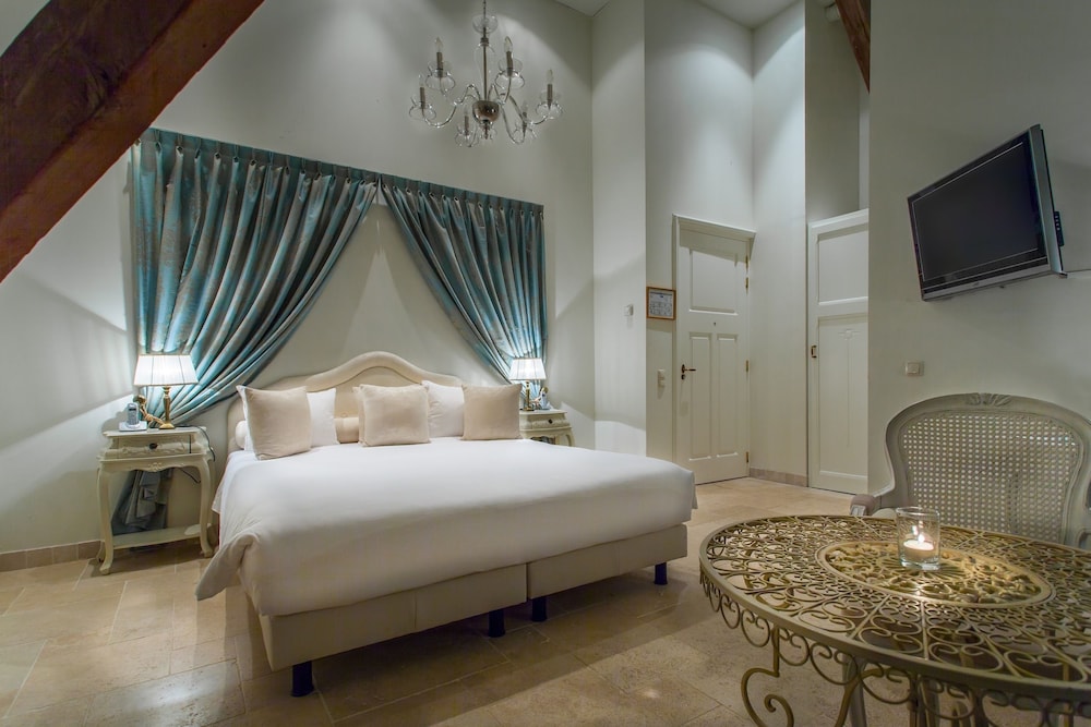 Luxury Double Room, 1 King Bed, Hot Tub photo 3