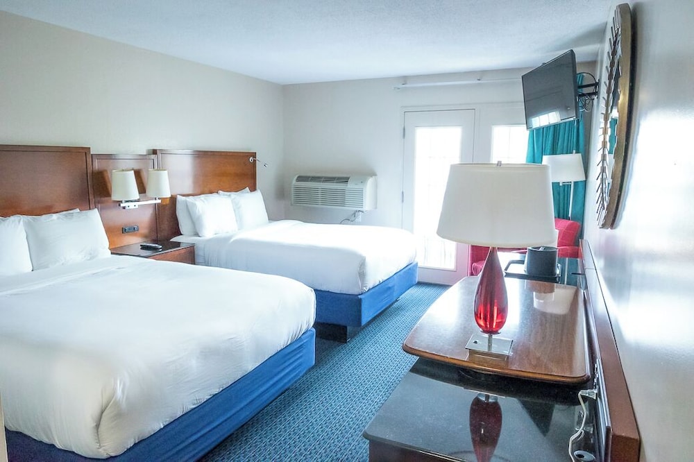 Standard Room, 2 Queen Beds, Balcony, Pool View photo 1
