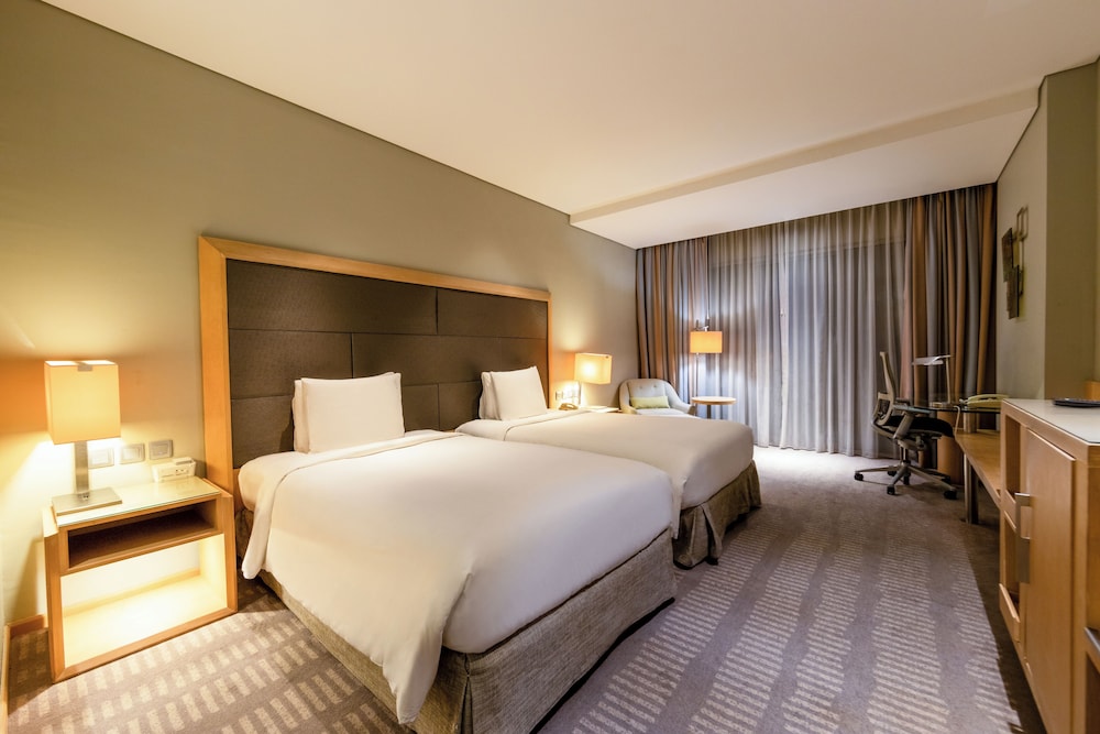 Deluxe Room, 1 King Bed, Balcony thumbnail 6