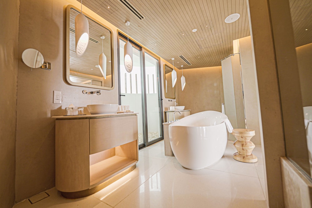 Water Bungalow Suite - Photo 4