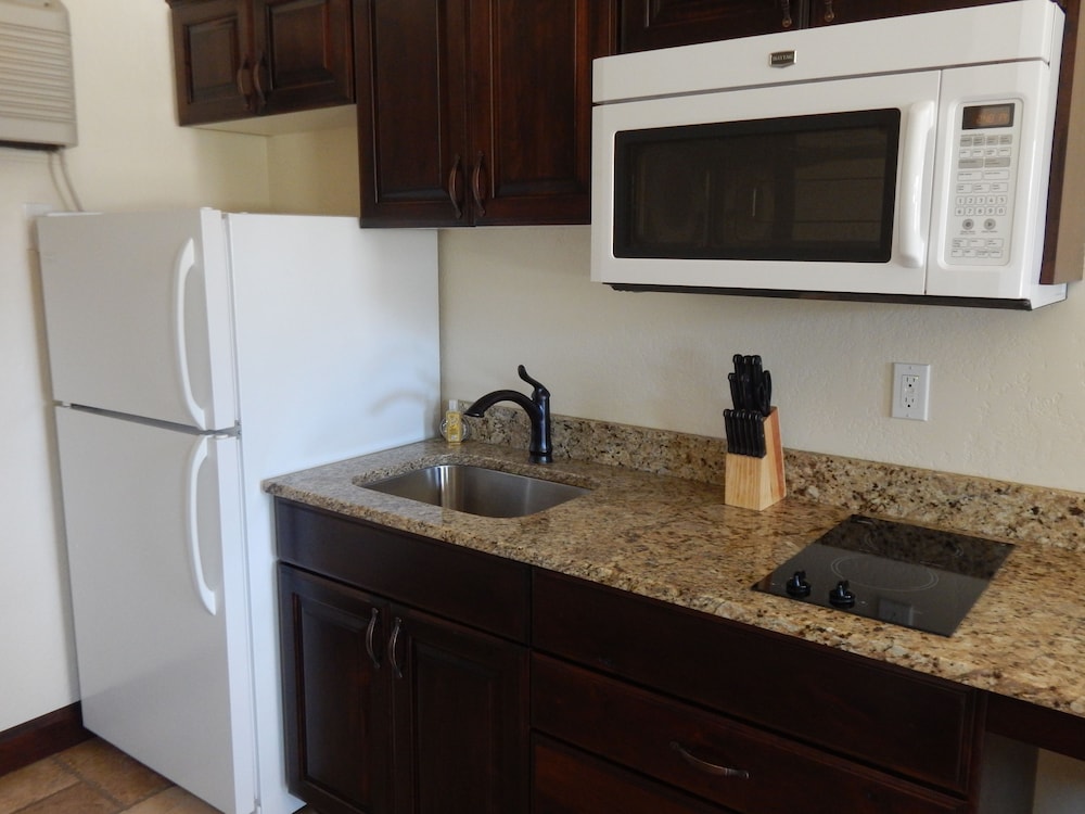 Luxury Suite, 1 King Bed, Kitchen photo 2