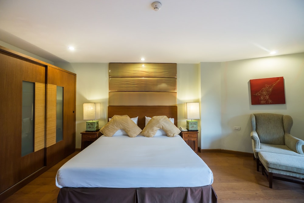 Junior Suite Pool View - No Pets Allowed - Photo 8