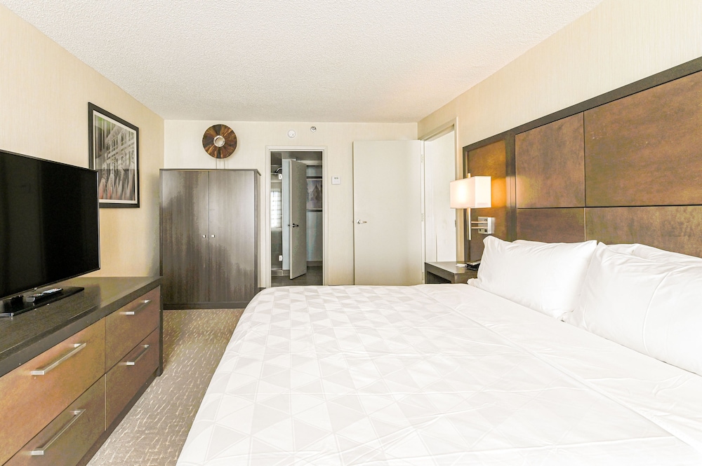 Suite, 1 King Bed (Walk-In Shower) - Photo 4