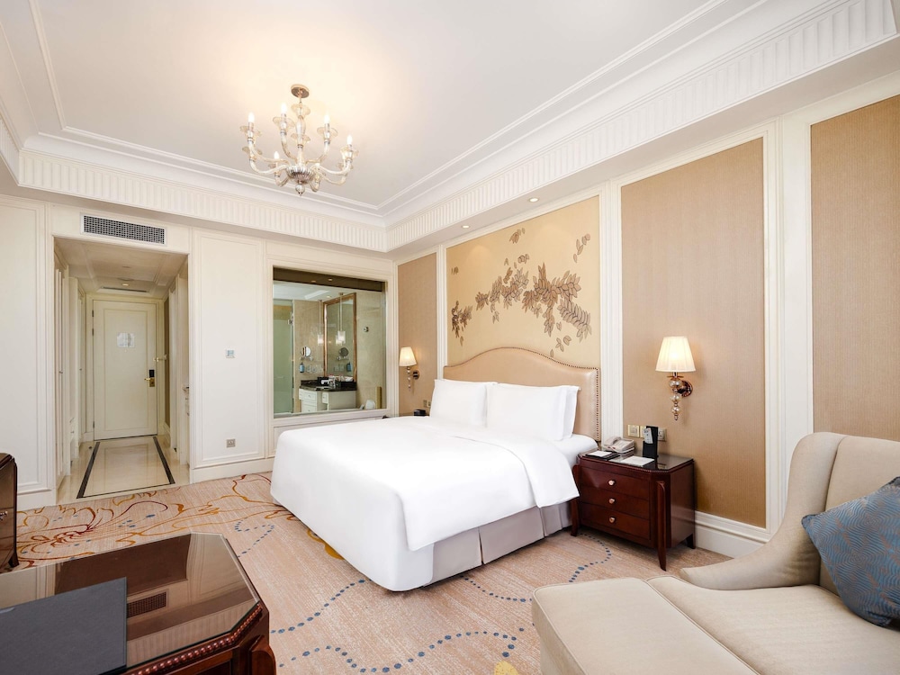Superior Room, 1 King Bed photo 2