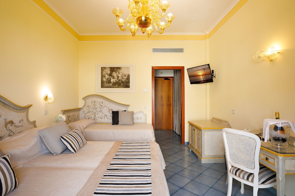 Triple Room, Balcony, Sea View photo 2