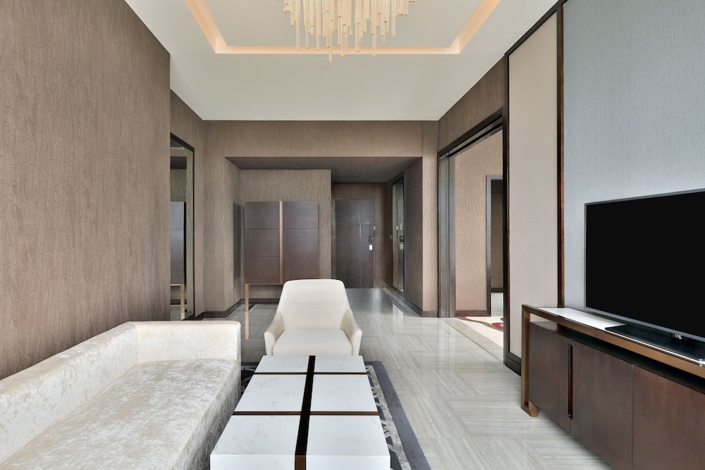 Executive Suite, 1 King Bed - Photo 2