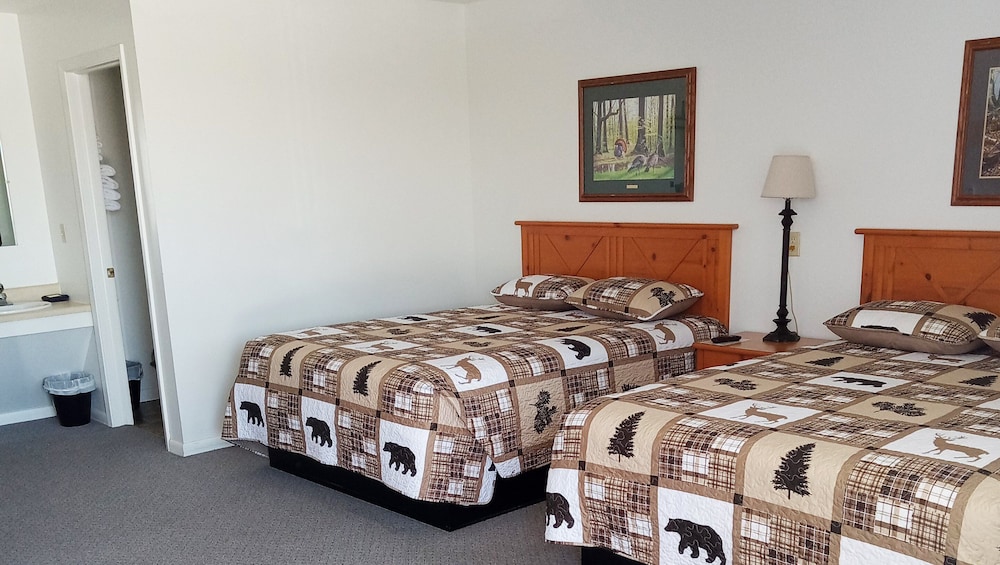 Room, 2 Queen Beds, Non Smoking, Refrigerator - Photo 1