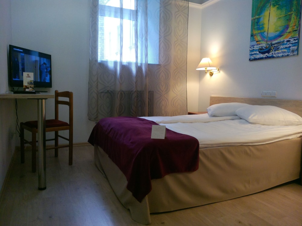 Double or Twin Room - Photo 12