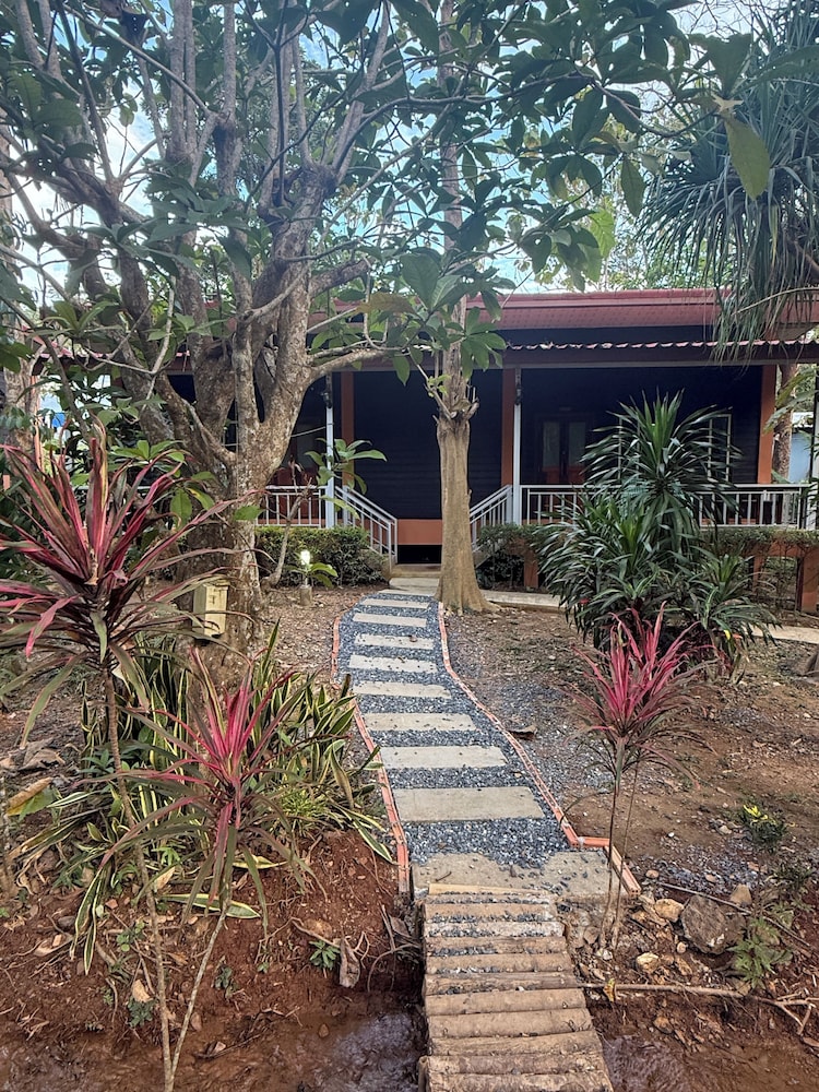 Comfort Room, Garden View