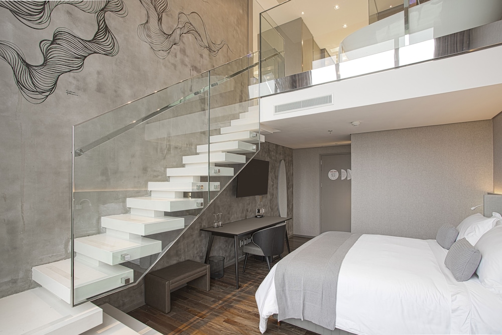 Deluxe Studio Suite - Photo 3