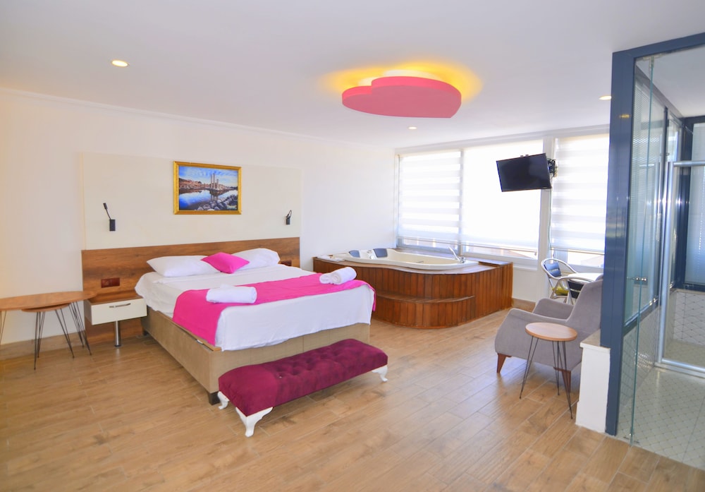 Romantic Studio Suite, 1 Bedroom, Jetted Tub, Sea View