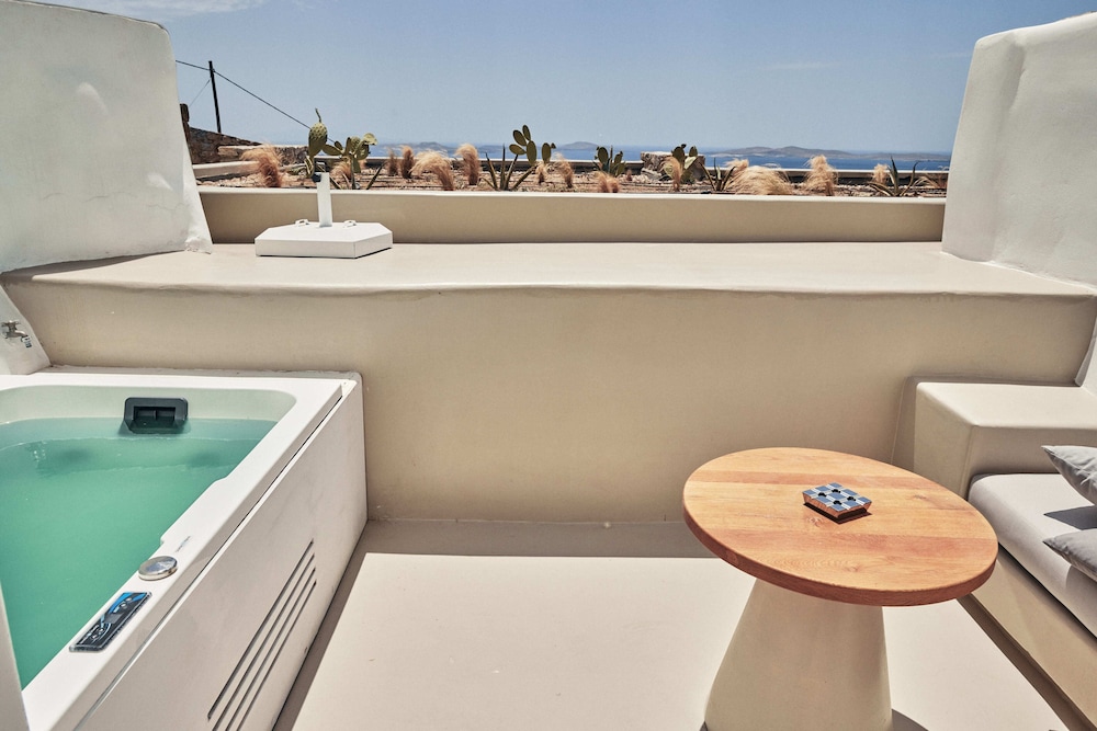 Deluxe Sea View Jacuzzi - Photo 12