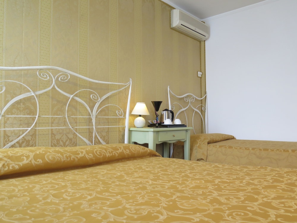 Superior Triple Room photo 2