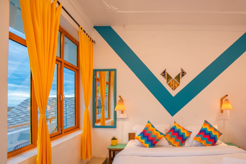 Deluxe Private Room with Balcony and Ensuite Bathroom - Photo 16