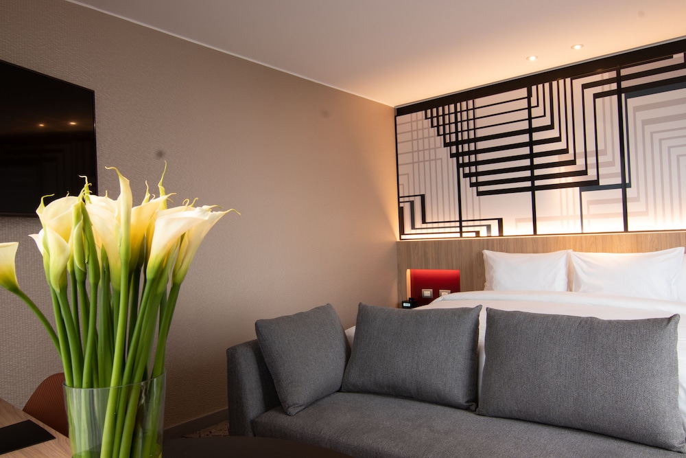 Junior Suite, 1 King Bed (Executive Lounge access) - Photo 8