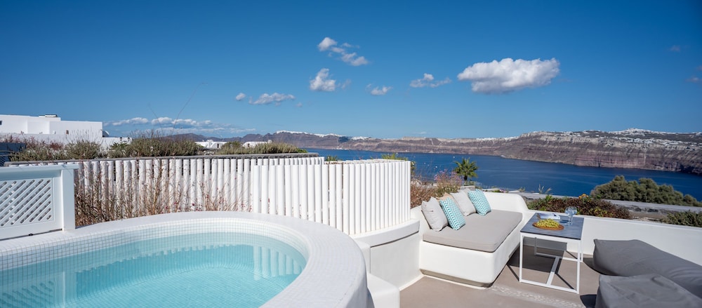 Superior Studio Suite, Heated Tub, Sea View