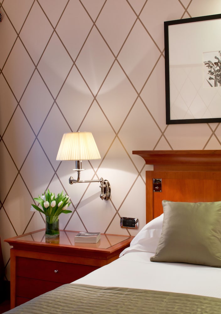 Deluxe Double Room thumbnail 5