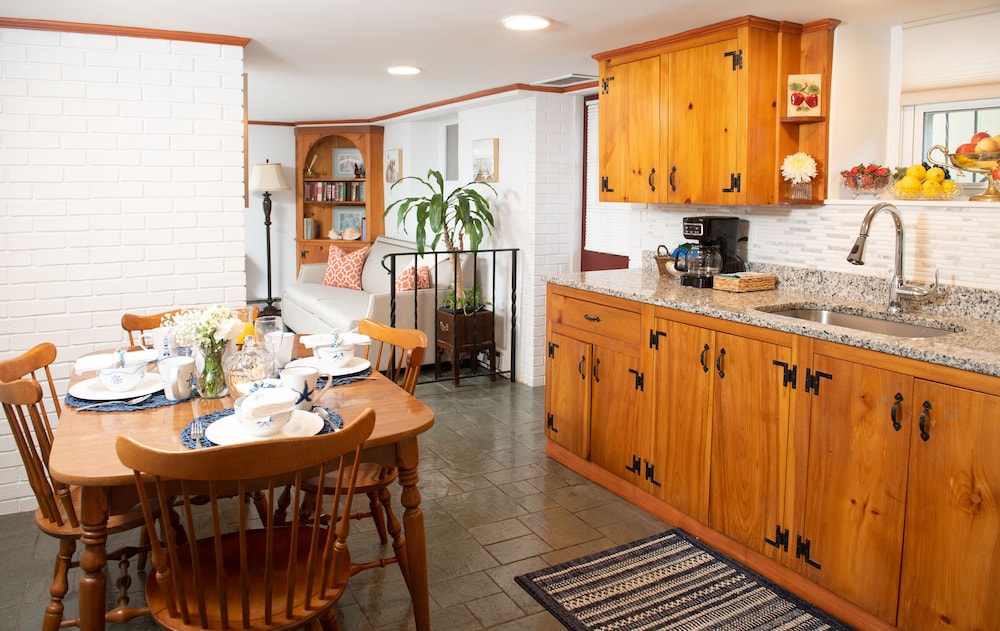 Basement Apartment (Pet Friendly) - Photo 7